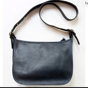Vintage 90s Legacy-style saddle/hobo brown leather crossbody quasi-messenger bag